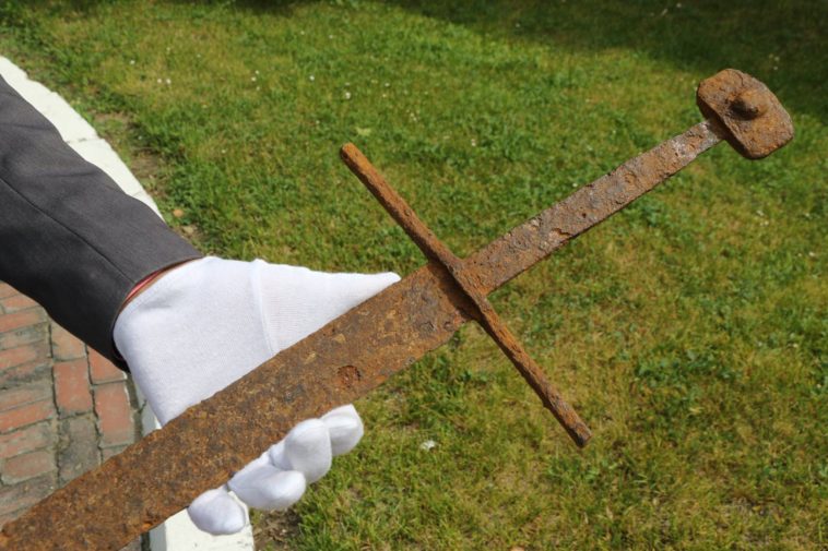 Found-A-14th-Century-Sword-Dropped-in-a-Peat-Bog-758x505